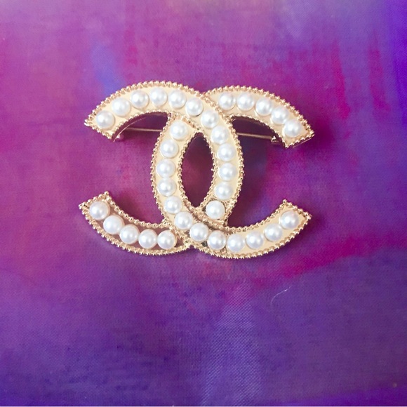 FabulouslyFitted | A Crowd Brooches Galore in Diamonds & Pearls - Picture 2 of 11